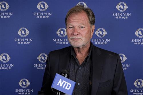 图9：二零二二年六月三日晚，企业家加里·海文（Gary Heavin）观看了神韵巡迴艺术团在休斯顿琼斯演艺中心 (Jones Hall) 的首场演出。他感叹神韵用最美丽的方式传递着最重要的信息。（新<span style='max-width:0px!important;margin-left:-4px;color:#eee!important;'>!</span>唐<span style='max-width:0px!important;margin-left:-4px;color:#eee!important;'>!</span>人<span style='max-width:0px!important;margin-left:-4px;color:#eee!important;'>:</span>电视台）