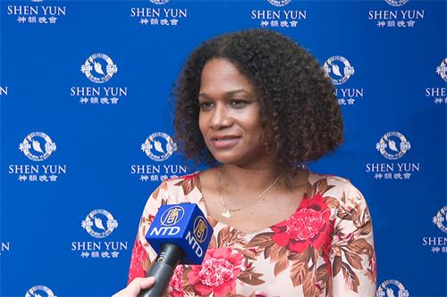 图2:二零二二年七月八日晚间,贝里斯大使碧坎蒂(Candice Augusta Pitts)观赏神韵国际艺术团在台北市国父纪念馆的第二场演出。