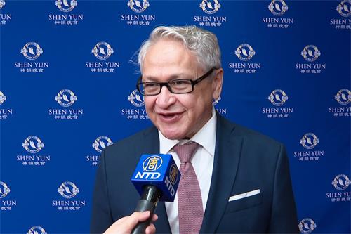 图3:二零二二年七月八日晚间,巴西驻台商务办事处处长米格尔·马加拉斯(Miguel Magalhães)观赏神韵艺术团在台北市国父纪念馆的第二场演出。