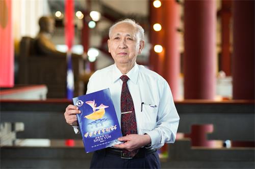 图4:两岸当代书法家、书法艺术馆馆长洪启义观赏神韵艺术团七月八日午间,在台北市国父纪念馆的首场演出。