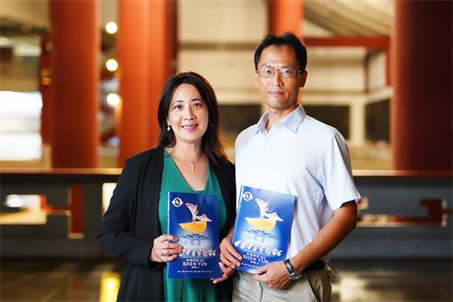 图7:中华民国外交部发言人欧江安与先生台大机械系教授潘国隆一起观赏,七月九日晚间神韵在台北市国父纪念馆第四场演出。