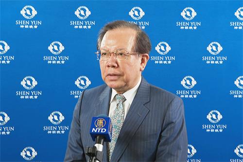 图9:中华民国驻WTO首任代表、前财政部长颜庆章观赏神韵艺术团七月十日在台北市国父纪念馆的最后一场演出。