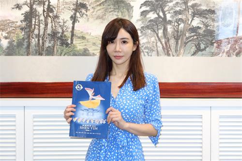 图10:七月十日下午,连锁发廊负责人廖雪君观赏神韵国际艺术团在台北国父纪念馆第五场演出。看到演出的最后一幕,她说,当时心中有重新找回希望的感动。