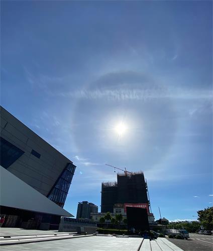 图13:二零二二年七月五日,神韵首度莅临苗北艺术中心,早上八点多现场有民众拍到奇景,太阳围绕一圈七彩霓环,以及类似飞龙在天的云彩,此日晕持续两个小时。