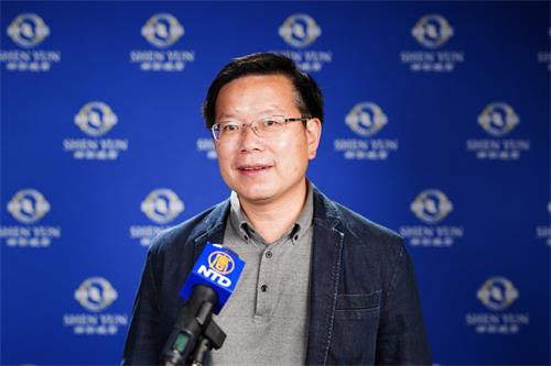 图15:二零二二年七月五日晚间,苗栗县政府文化观光局长林彦甫观赏苗栗县苗北艺文中心首场神韵演出。