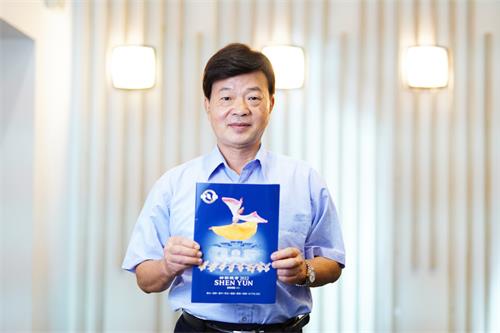 图16:苗栗县体育会国术委员会主委(国家级武术教练)赖昌秀观赏神韵艺术团七月五日晚间在苗栗县苗北艺文中心首场演出。