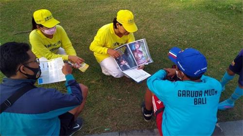 '图3~4:学员向民众讲述了迄今还持续发生在中国的中共迫害法轮功真相'