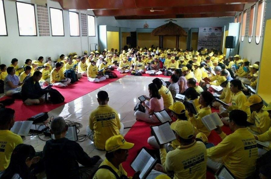 '图6:法轮功学员的集体学法'