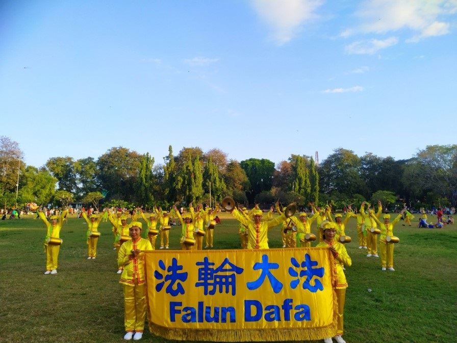 '图7:傍晚烛光悼念之前,腰鼓队出场演奏'