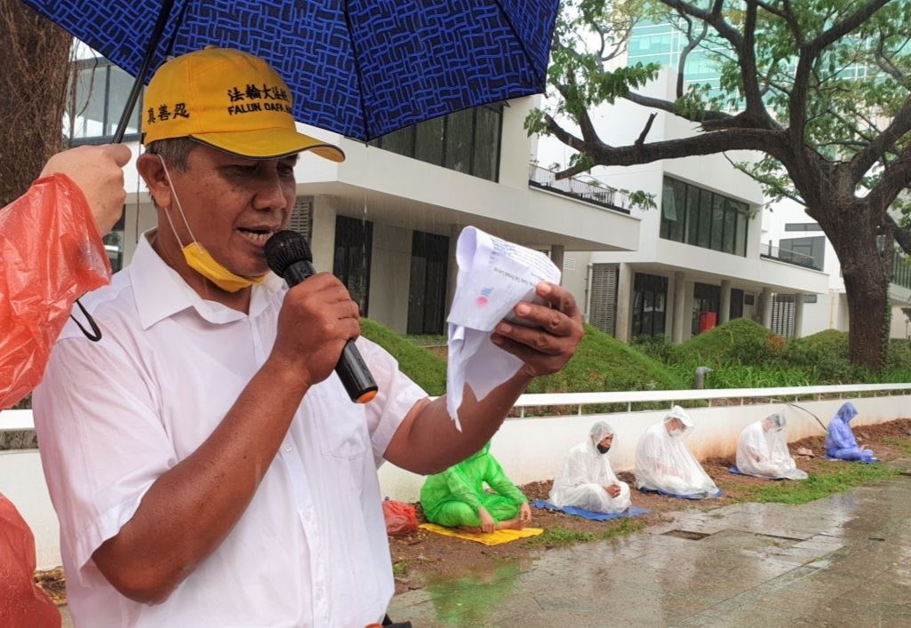 '图1:二零二二年七月二十三日,印尼法轮功学员在中共驻雅加达大使馆前和平请愿,呼吁停止迫害。印尼法轮大法佛学会会长卡多表示,中共对法轮功的群体灭绝罪行必须立刻停止。'