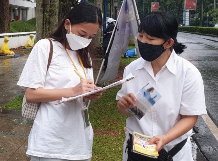 '图2~4:二零二二年七月二十三日,印尼法轮功学员向民众传播法轮功的真相,征集签名呼吁停止迫害。了解真相的民众纷纷签名支持制止迫害。'