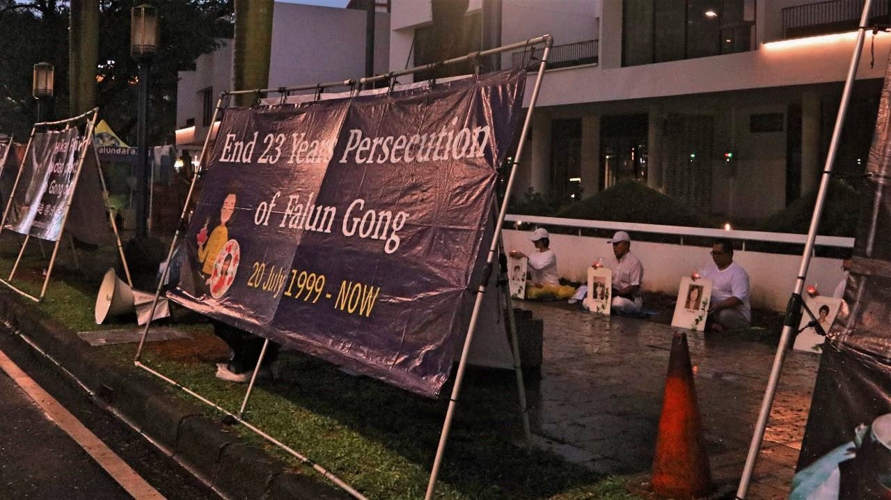 '图5~6:傍晚,学员举办烛光夜悼,悼念被中共迫害致死的中国大陆法轮功学员。'