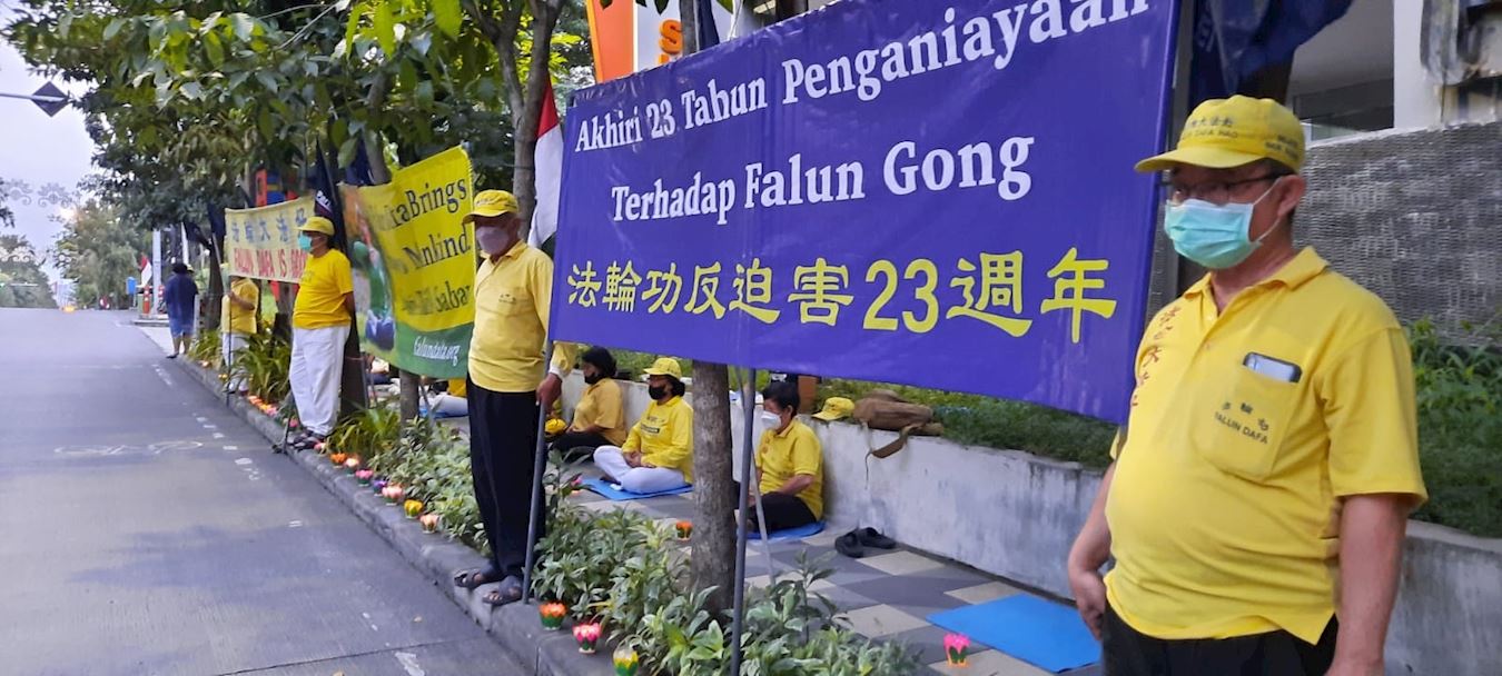 '图7~8:二零二二年七月二十三日,法轮功学员在驻泗水市中领馆前和平请愿,呼吁停止迫害。'