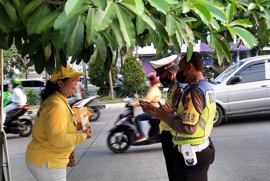 '图9~10:法轮功学员在驻泗水市中领馆前讲真相。'