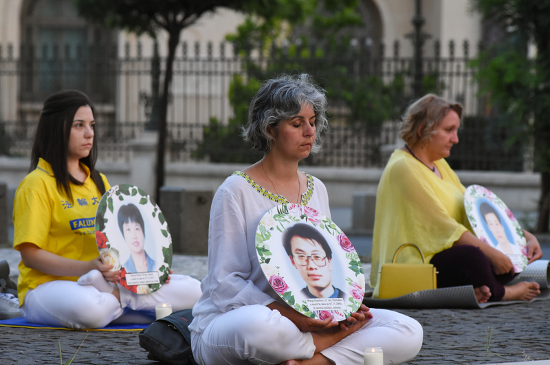 图1~7:法轮功学员在布加勒斯特革命广场举行烛光悼念