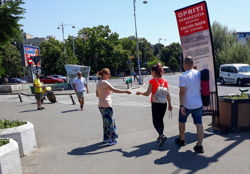 图8~11:法轮功学员在讲真相