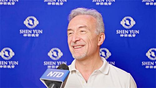 '图3：二零二二年六月二十六日下午，维罗纳剧院制作经理斯特凡诺·马扎（Stefano Mazza）观看了神韵纽约艺术团，今年在意大利维罗纳Teatro Filarmonico剧院的第二场演出。（新<span