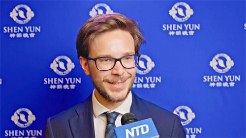 '图4：二零二二年六月二十五日晚，贵族世家伯爵卢多维科·贝维拉夸（Ludovico Morando Bevilacqua）观赏了神韵纽约艺术团在维罗纳Teatro Filarmonico的首场演出。（新<span