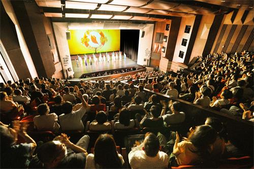 图2:二零二二年七月三日午间,神韵国际艺术团在彰化县员林演艺厅的首场演出,精彩落幕,满场观众以热烈的掌声、依依不舍的向神韵艺术家挥手道别,期待明年再相会。