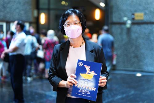 图3:二零二二年七月三日午间,彰化县县长王惠美观赏神韵国际艺术团在彰化县员林演艺厅的首场演出。