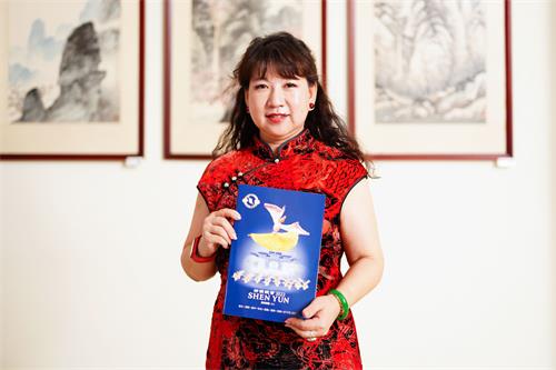 图4:二零二二年七月一日晚间,艺术故事馆馆长黄琯予观赏神韵国际艺术团在台中市中山堂的第五场演出。