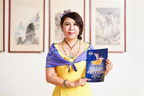 图6:二零二二年七月一日晚间, 珠宝设计师林明丽观赏神韵国际艺术团在台中市中山堂的第五场演出。