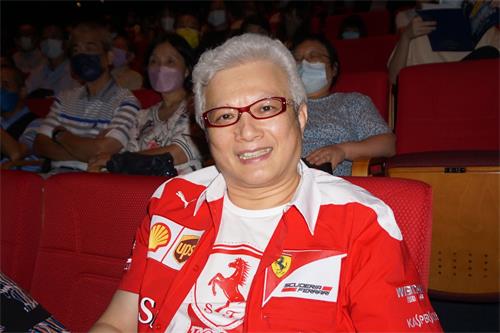 图7:二零二二年七月一日晚间,知名命理老师蔡上机观赏神韵国际艺术团在台中市中山堂的第五场演出。