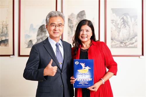 图8:二零二二年七月一日晚间,台中市商业会常务理事颜嘉益与妻子观赏神韵国际艺术团在台中市中山堂的第五场演出。