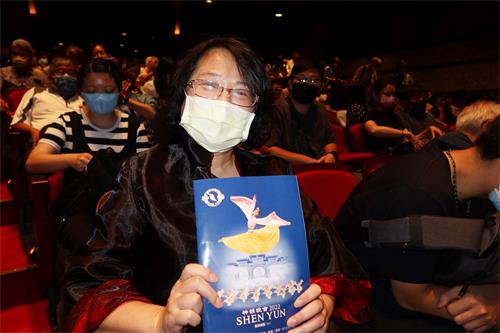 图11:二零二二年七月三日晚间,台商刘愿安(化名)观赏神韵国际艺术团在彰化县员林演艺厅的第二场演出。