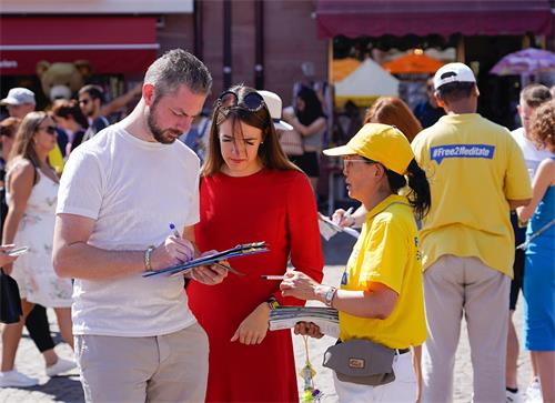 图5～6：人们签名声援法轮功学员反迫害，声援退<span style='max-width:0px!important;margin-left:-4px;color:#eee!important;'>!</span>党<span style='max-width:0px!important;margin-left:-4px;color:#eee!important;'>!</span>。