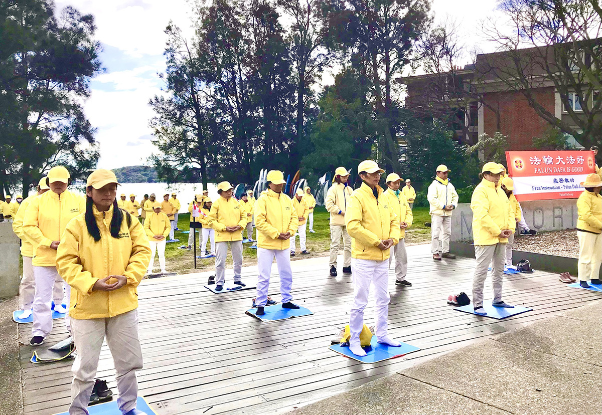 图1~3:“从城市到海滩”(City to Surf)慈善马拉松长跑途中,如潮水般的赛跑者汹涌而至与祥和的法轮功学员的晨炼在动静中相映成辉