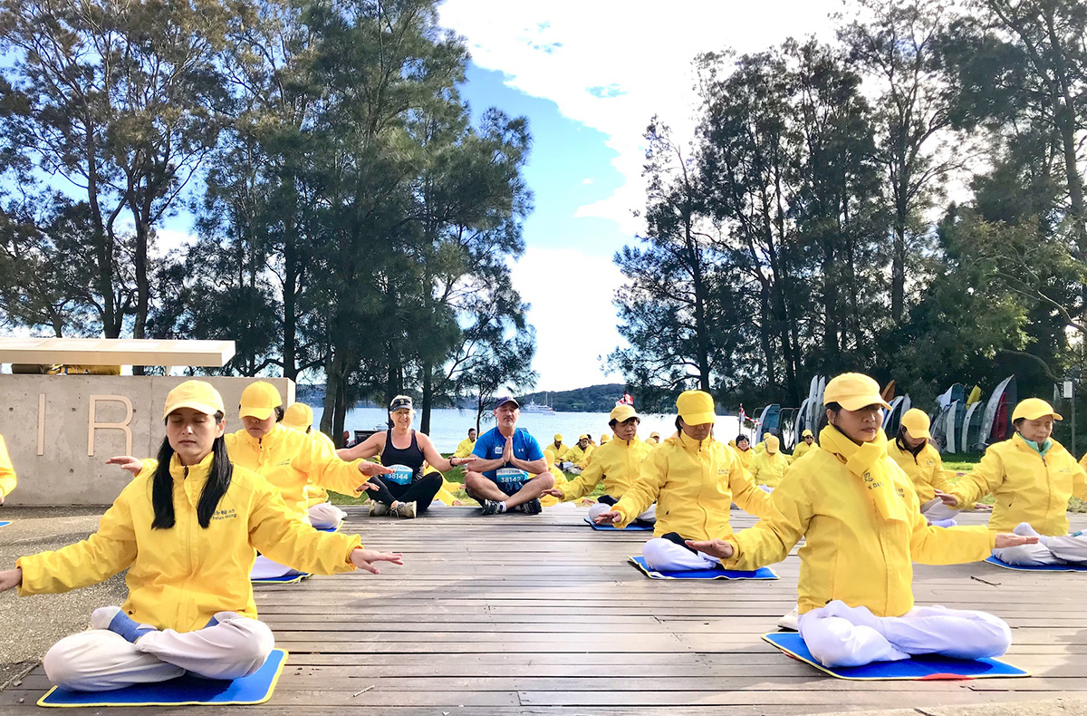 图4~5:人们纷纷加入法轮功学员的集体炼功