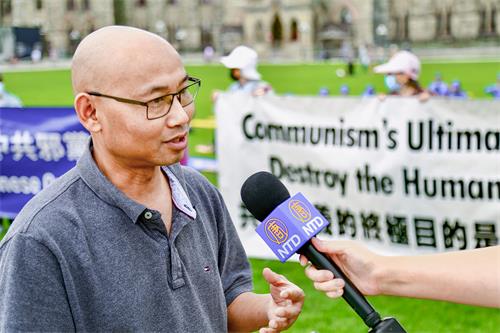 图2：杨崇说，就是通过《<span style='max-width:0px!important;margin-left:-4px;color:#eee!important;'>·</span>九<span style='max-width:0px!important;margin-left:-4px;color:#eee!important;'>·</span>评<span style='max-width:0px!important;margin-left:-4px;color:#eee!important;'>*</span>》，他看到，中共杀害了那么多中共国人，它就是靠谎言和暴力治国的。