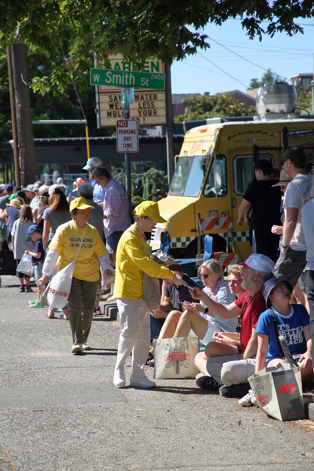 图1~4:二零二二年八月六日,西雅图法轮功学员参加了玉兰区夏日庆典的游行活动