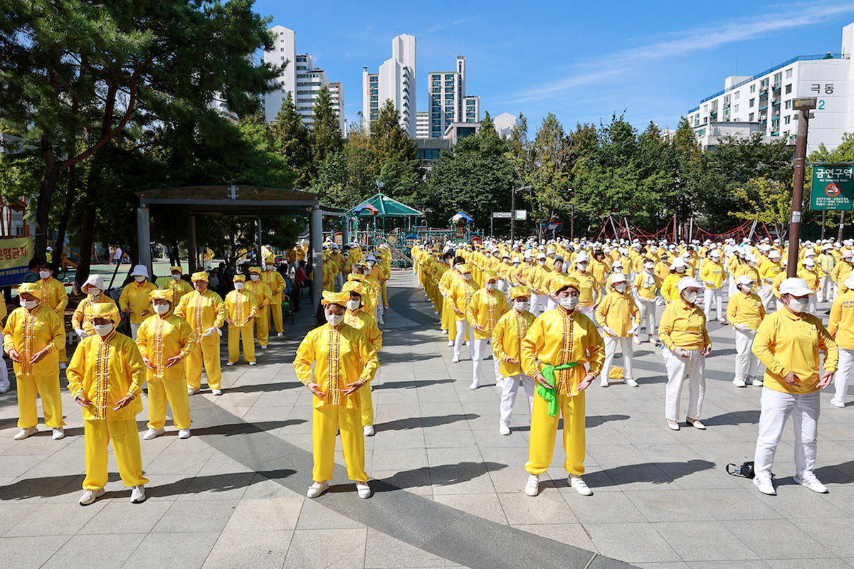 图1~2:庆三<span style='max-width:0px!important;margin-left:-4px;color:#eee!important;'>:</span>退<span style='max-width:0px!important;margin-left:-4px;color:#eee!important;'>.</span>人数突破四亿人集会上,法轮功学员集体炼功。