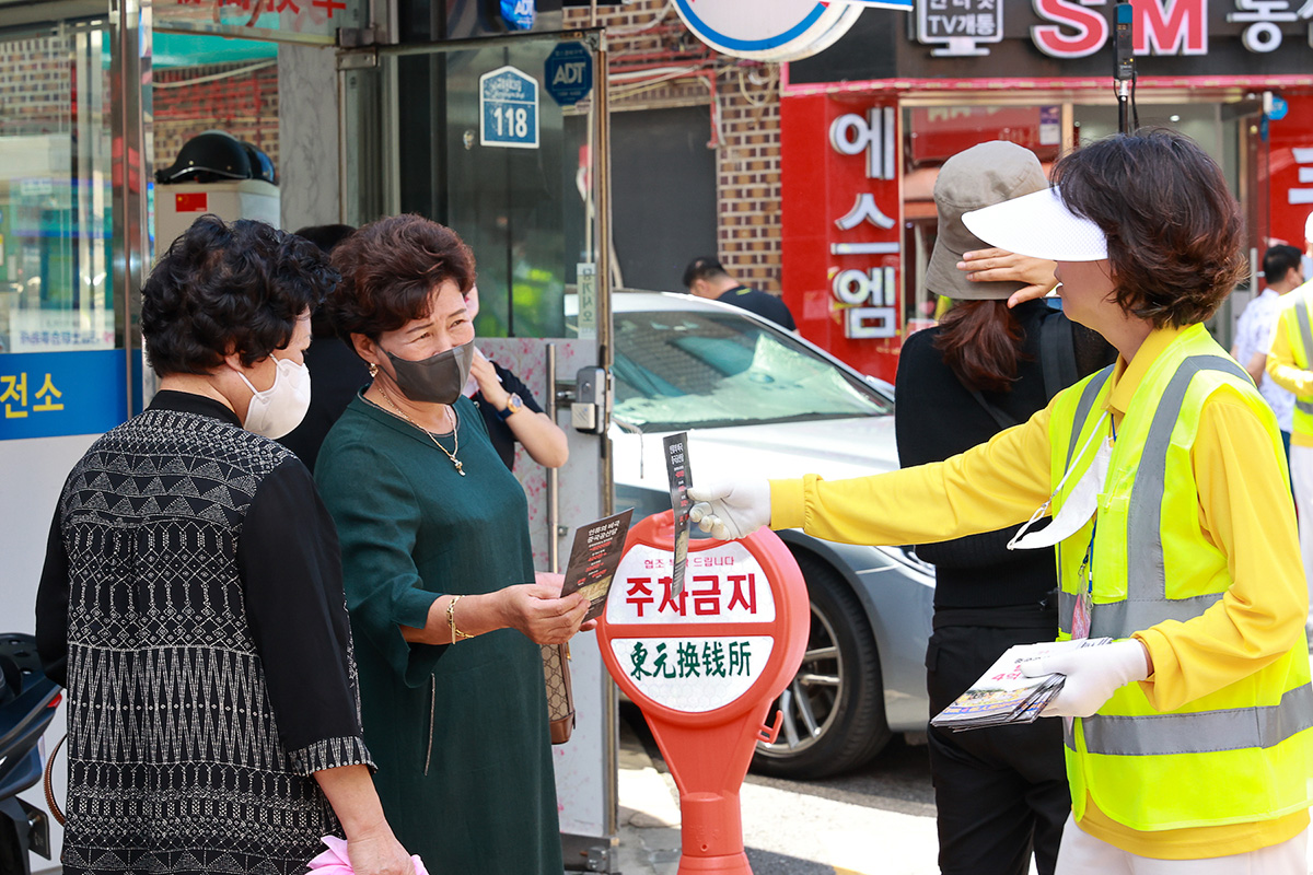 图9~20:二零二二年八月二十八日,庆四亿中国人三<span style='max-width:0px!important;margin-left:-4px;color:#eee!important;'>:</span>退<span style='max-width:0px!important;margin-left:-4px;color:#eee!important;'>.</span>游行在首尔南九老市场和大林中央市场等中国城一带进行,大批华人观看游行并了解真相。