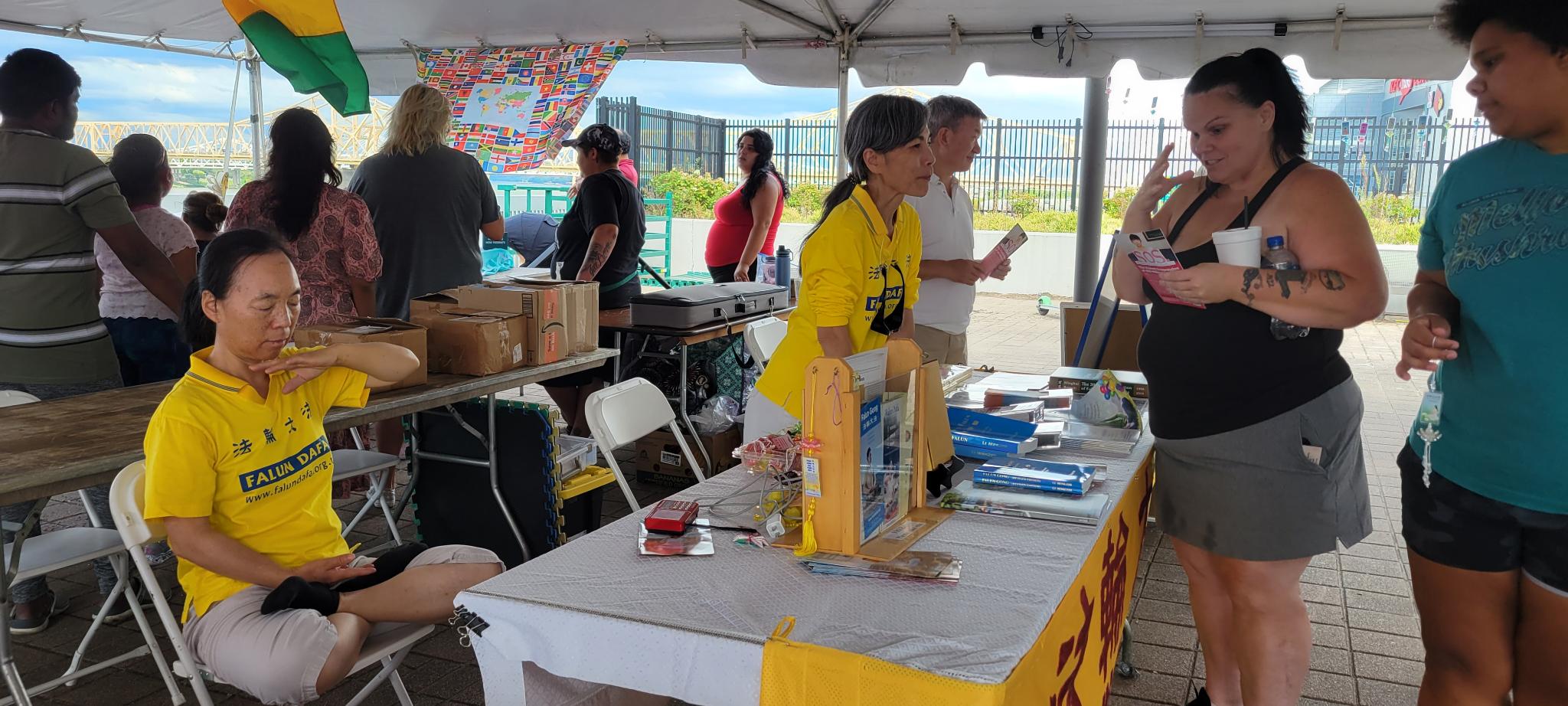 图1~3:二零二二年九月二日至五日,法轮功学员在路易斯维尔市举办的世界节(World Fest)上向人们介绍法轮功及其真相。