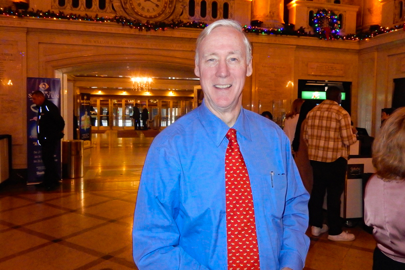 图3:二零二二年十二月二十八日下午,前国会议员、前美国驻丹麦大使理查德·斯威特(Richard Swett)先生在波士顿博赫王安剧院观看了神韵纽约艺术团的演出。他说:“演出让人满心愉悦。” (新<span style='max-width:0px!important;margin-left:-4px;color:#eee!important;'>!</span>唐<span style='max-width:0px!important;margin-left:-4px;color:#eee!important;'>!</span>人<span style='max-width:0px!important;margin-left:-4px;color:#eee!important;'>:</span>电视台)