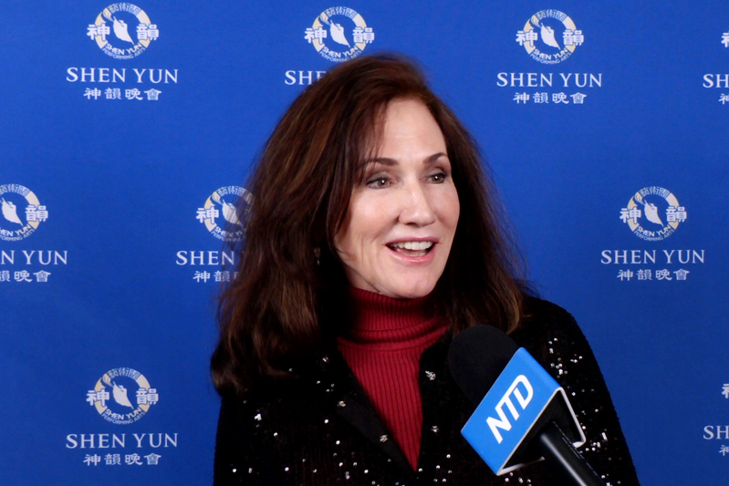 图4:二零二二年十二月二十八日下午,电视主持人琼·伊士曼(Joan Quinn Eastman)观看了神韵纽约艺术团在波士顿的第二场演出。她表示,神韵展现了丰富的中国文化,提升灵性,是一场珍贵的演出。(新<span style='max-width:0px!important;margin-left:-4px;color:#eee!important;'>!</span>唐<span style='max-width:0px!important;margin-left:-4px;color:#eee!important;'>!</span>人<span style='max-width:0px!important;margin-left:-4px;color:#eee!important;'>:</span>电视台)