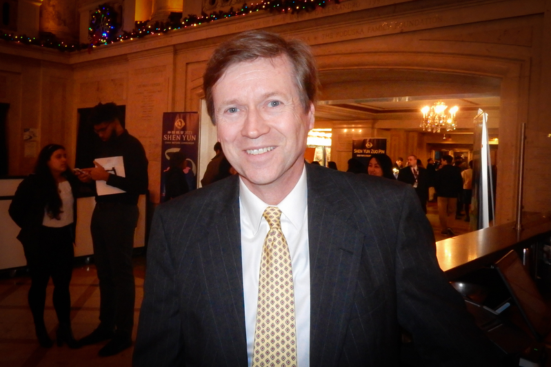 图5:二零二二年十二月三十一日下午,美国著名音乐出版人,音乐公司总裁查尔斯·格雷文霍斯特(Charles Gravenhorst)在博赫王安剧院(Boch Center Wang Theatre)观看了神韵纽约艺术团在波士顿的第五场演出。(大<span style='max-width:0px!important;margin-left:-4px;color:#eee!important;'>.</span>纪<span style='max-width:0px!important;margin-left:-4px;color:#eee!important;'>.</span>元<span style='max-width:0px!important;margin-left:-4px;color:#eee!important;'>;</span>)