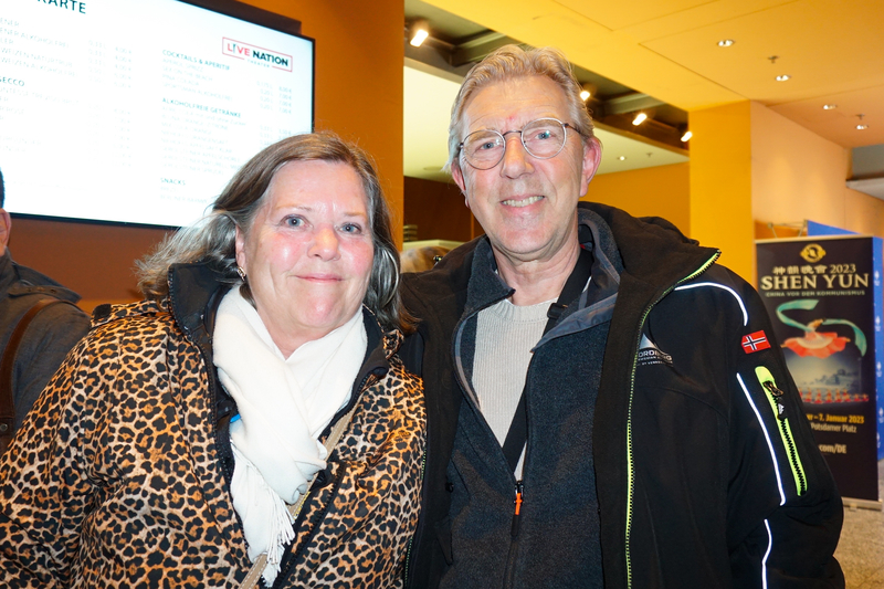 图6:二零二二年十二月二十八日晚,来自荷兰阿姆斯特丹的海博尔(Heijboer)夫妇观看了神韵环球艺术团在柏林波茨坦广场剧院的演出,表示印象极为深刻。(大<span style='max-width:0px!important;margin-left:-4px;color:#eee!important;'>.</span>纪<span style='max-width:0px!important;margin-left:-4px;color:#eee!important;'>.</span>元<span style='max-width:0px!important;margin-left:-4px;color:#eee!important;'>;</span>)