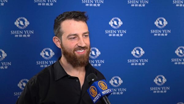 图7:二零二二年十二月二十六日晚,公司创始人卡梅伦・汉密尔顿(Cameron Hamilton)观赏了在亚特兰大伍德拉夫艺术中心的亚特兰大交响乐厅观看神韵巡回艺术团的演出。(新<span style='max-width:0px!important;margin-left:-4px;color:#eee!important;'>!</span>唐<span style='max-width:0px!important;margin-left:-4px;color:#eee!important;'>!</span>人<span style='max-width:0px!important;margin-left:-4px;color:#eee!important;'>:</span>电视台)