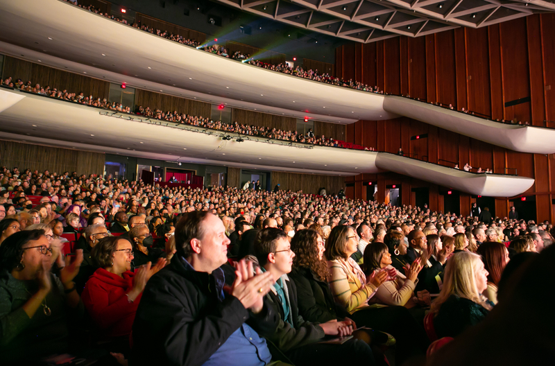 图3:二零二三年一月七日和八日,神韵北美艺术团在弗吉尼亚州诺福克的克莱斯勒厅(Chrysler Hall)上演的三场演出均爆满。图为一月七日演出现场爆满的盛况。(大<span style='max-width:0px!important;margin-left:-4px;color:#eee!important;'>.</span>纪<span style='max-width:0px!important;margin-left:-4px;color:#eee!important;'>.</span>元<span style='max-width:0px!important;margin-left:-4px;color:#eee!important;'>;</span>)