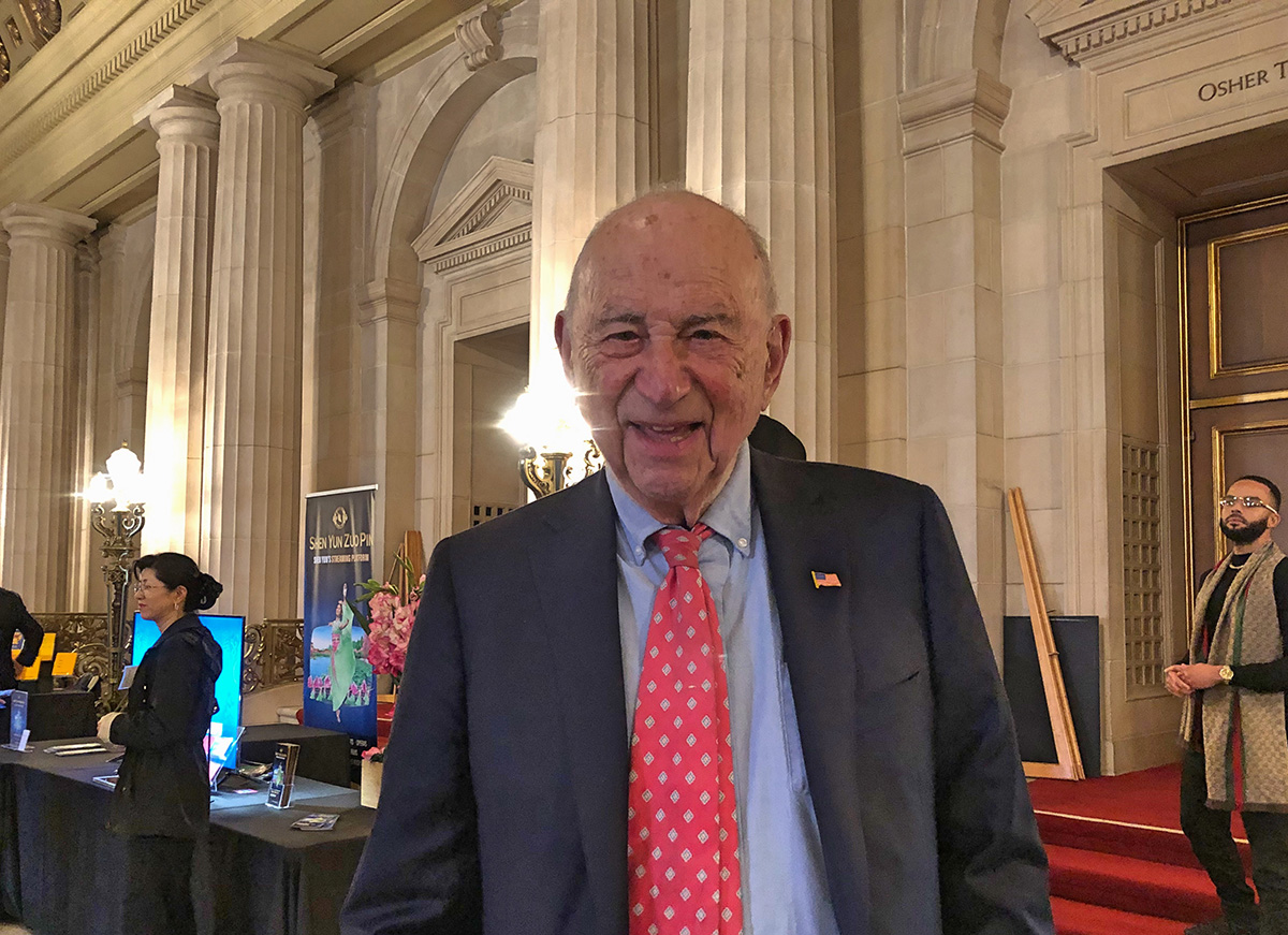 图8:美国退休旧金山高等法院法官昆汀·科普(Quentin Kopp)表示:“神韵的成功是一个美国奇迹!”(明慧网)