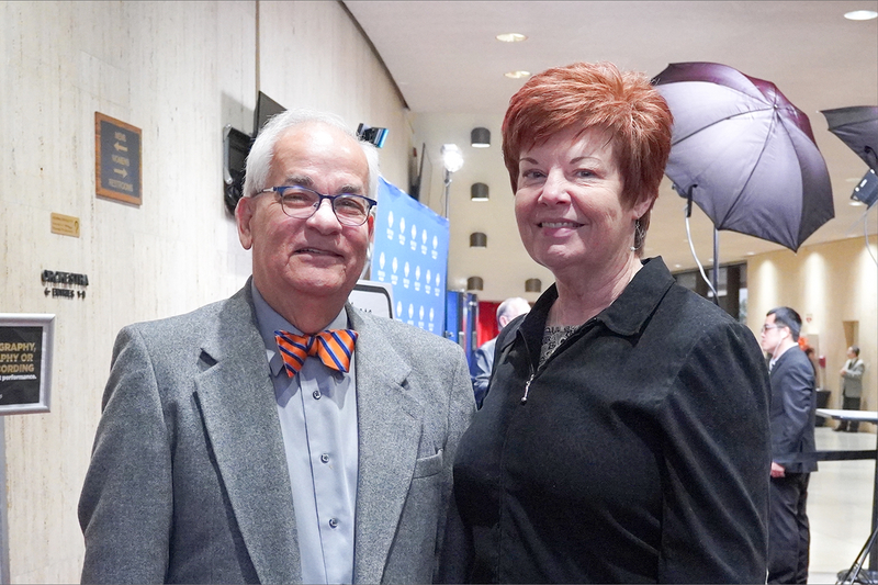 图9:二零二三年一月七日下午,中大西洋基督教大学圣经和基督教部系主任及副教授克劳迪奥⋅迪维诺(Claudio Divino)(左)观看了神韵北美艺术团在弗吉尼亚州诺福克克莱斯勒厅的第一场演出。(大<span style='max-width:0px!important;margin-left:-4px;color:#eee!important;'>.</span>纪<span style='max-width:0px!important;margin-left:-4px;color:#eee!important;'>.</span>元<span style='max-width:0px!important;margin-left:-4px;color:#eee!important;'>;</span>)