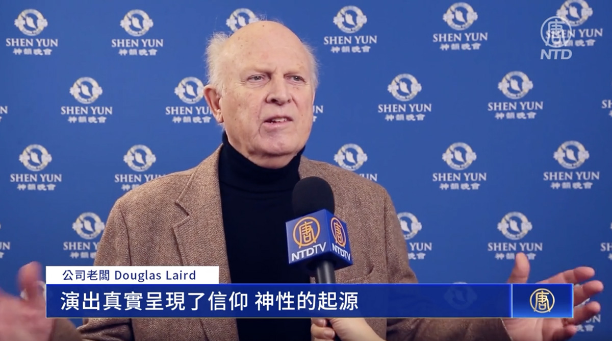 图10:道格拉斯⋅莱尔德(Douglas Laird)被神韵演出展现的深邃内涵所激动。(新<span style='max-width:0px!important;margin-left:-4px;color:#eee!important;'>!</span>唐<span style='max-width:0px!important;margin-left:-4px;color:#eee!important;'>!</span>人<span style='max-width:0px!important;margin-left:-4px;color:#eee!important;'>:</span>电视截图)