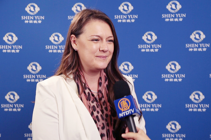 图12:舞蹈学校校长利亚⋅耶茨(Leah Yates)盛赞神韵的舞蹈演员。(新<span style='max-width:0px!important;margin-left:-4px;color:#eee!important;'>!</span>唐<span style='max-width:0px!important;margin-left:-4px;color:#eee!important;'>!</span>人<span style='max-width:0px!important;margin-left:-4px;color:#eee!important;'>:</span>电视台)