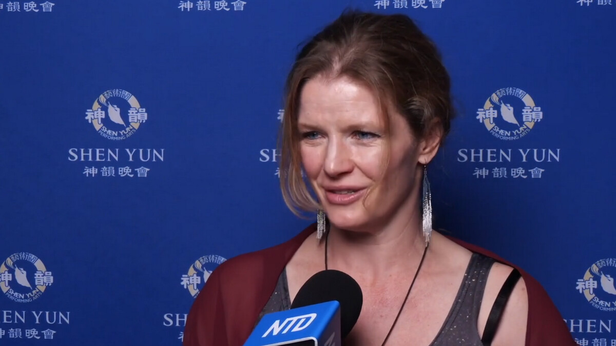 图14:临床心理顾问佩珀⋅塔勒(Pyper Thaller)感谢神韵艺术总监来到美国创建了神韵。(新<span style='max-width:0px!important;margin-left:-4px;color:#eee!important;'>!</span>唐<span style='max-width:0px!important;margin-left:-4px;color:#eee!important;'>!</span>人<span style='max-width:0px!important;margin-left:-4px;color:#eee!important;'>:</span>电视台)