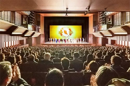 图1:二零二二年十二月二十六日,美国神韵世界艺术团在东京八王子J:COM剧场演出,拉开了亚洲巡回演出的序幕。当晚演出爆满。(大<span style='max-width:0px!important;margin-left:-4px;color:#eee!important;'>.</span>纪<span style='max-width:0px!important;margin-left:-4px;color:#eee!important;'>.</span>元<span style='max-width:0px!important;margin-left:-4px;color:#eee!important;'>;</span>)