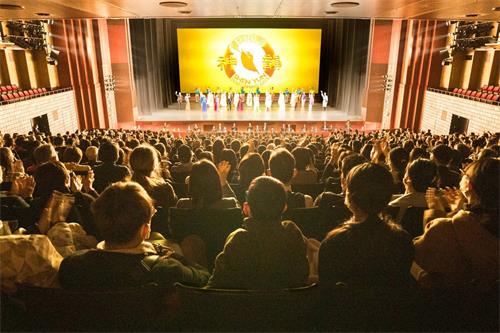 图5:二零二三年一月十一日,美国神韵世界艺术团在日本千年古都京都的京都会馆(ROHM Theatre Kyoto)进行了两场演出。演出结束后,剧场内雷鸣般的掌声经久不息,神韵艺术家三次谢幕。(大<span style='max-width:0px!important;margin-left:-4px;color:#eee!important;'>.</span>纪<span style='max-width:0px!important;margin-left:-4px;color:#eee!important;'>.</span>元<span style='max-width:0px!important;margin-left:-4px;color:#eee!important;'>;</span>)